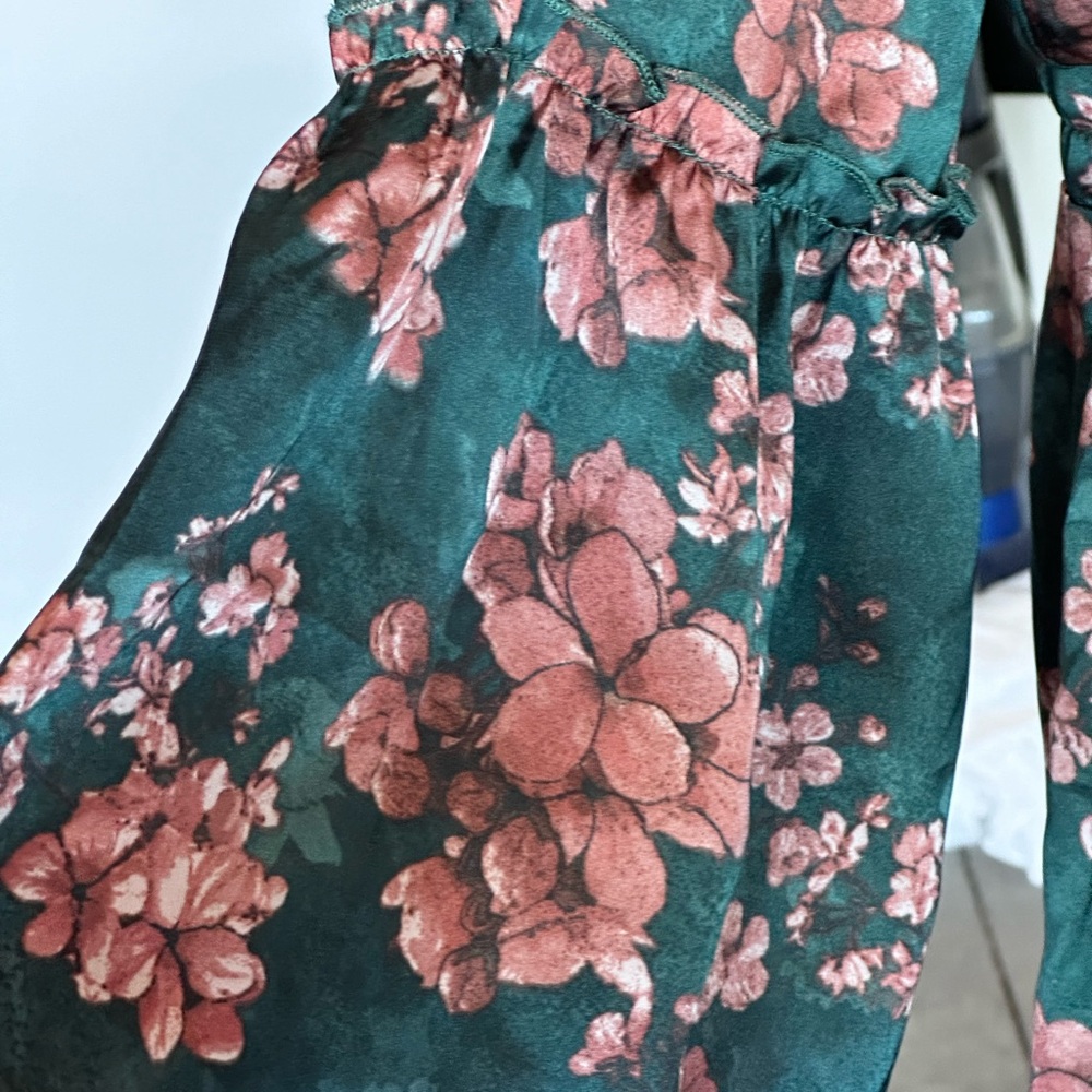 Beautiful Floral Romper from Francesca’s - Picture 2 of 2